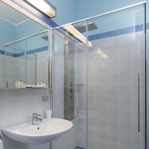 Double or Twin Room Lateral Sea View